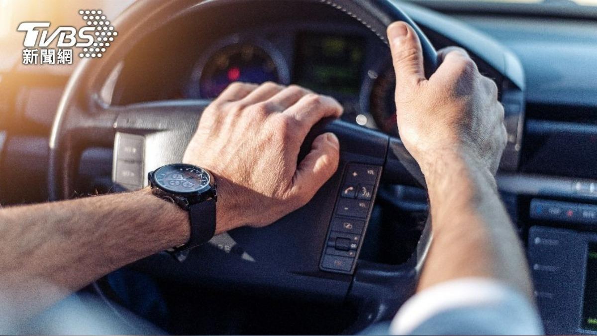 恐怖路怒症!男開車違規遭比中指 失控抓騎士頭撞樹狂毆