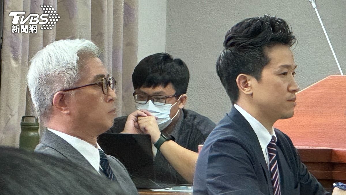總統府副秘書長何志偉（右）、國安會副秘書長徐斯儉（左）。（圖／陳怡潔攝）