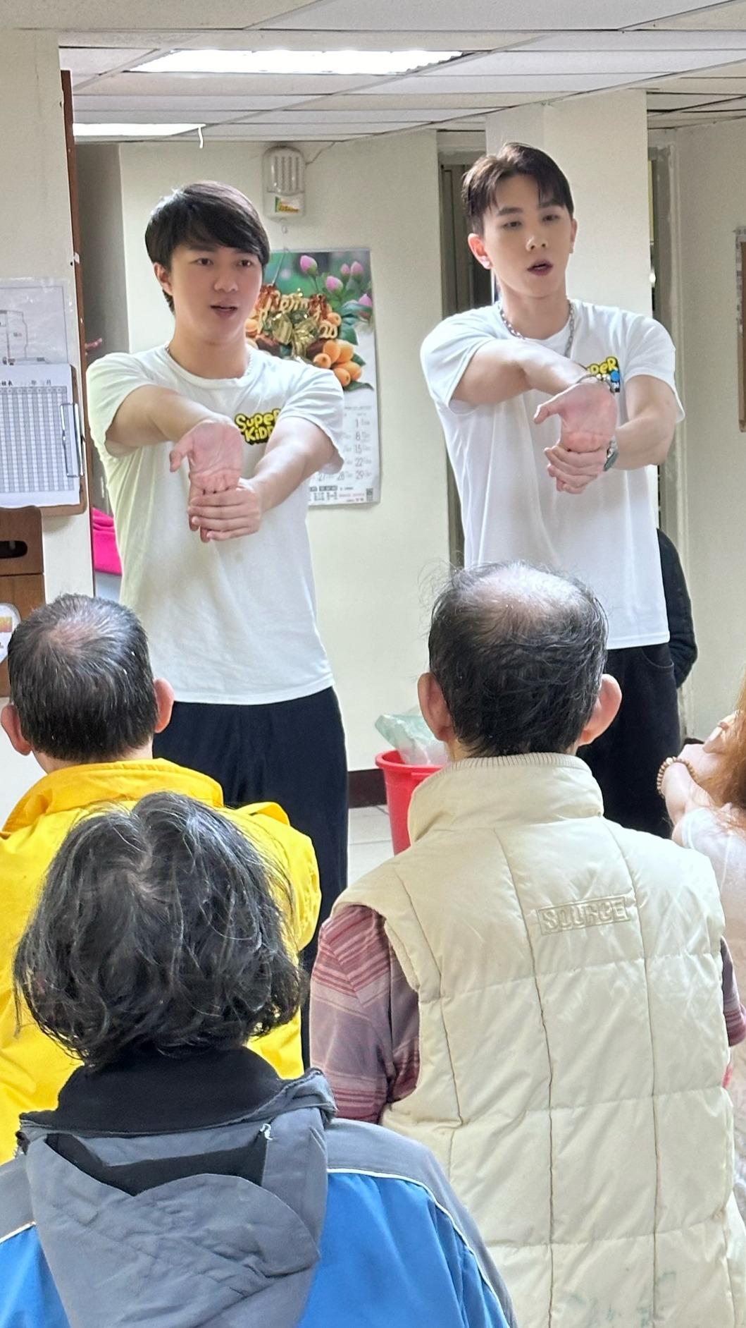 古程丰(左)、潘胤傑一起參加公益服務。(圖/小超人綜合體能俱樂部提供)