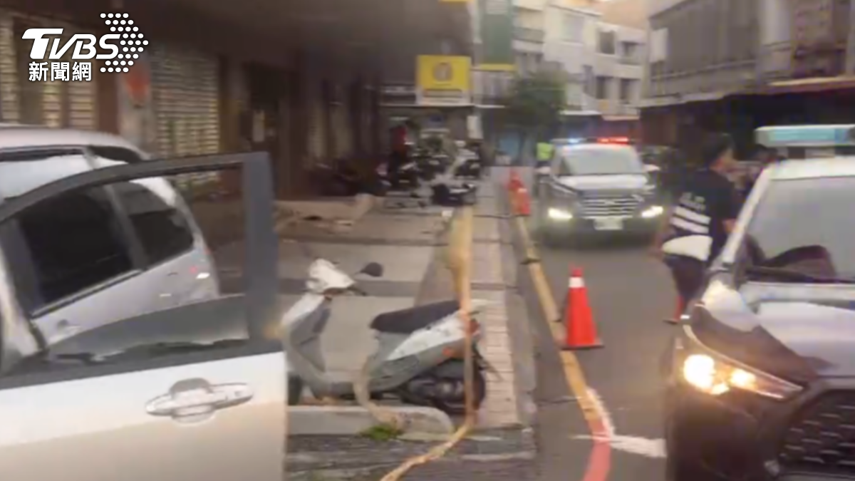警方獲報後立即趕往現場。（圖／TVBS）