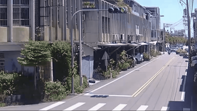 有片／救護車急送癲癇患者！騎士直衝撞「噴飛倒地」　牙齒濺血