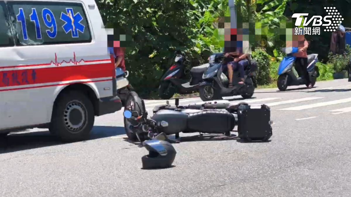 騎士疑似戴全罩式安全帽沒聽到救護車鳴笛，撞上後倒地。（圖／TVBS）