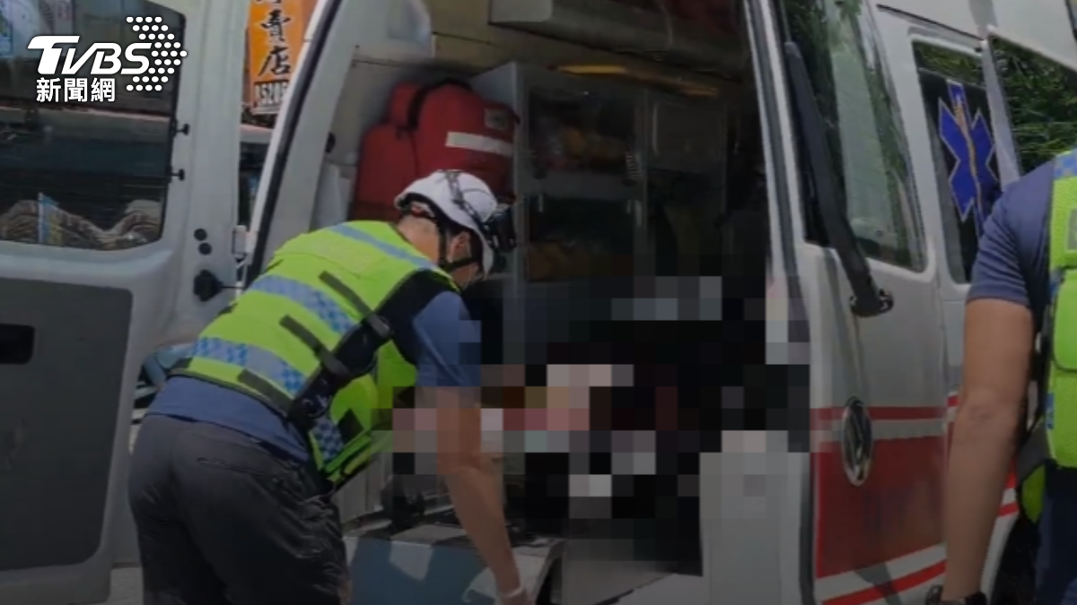 男騎士與原先的癲癇患者一併送醫。（圖／TVBS）