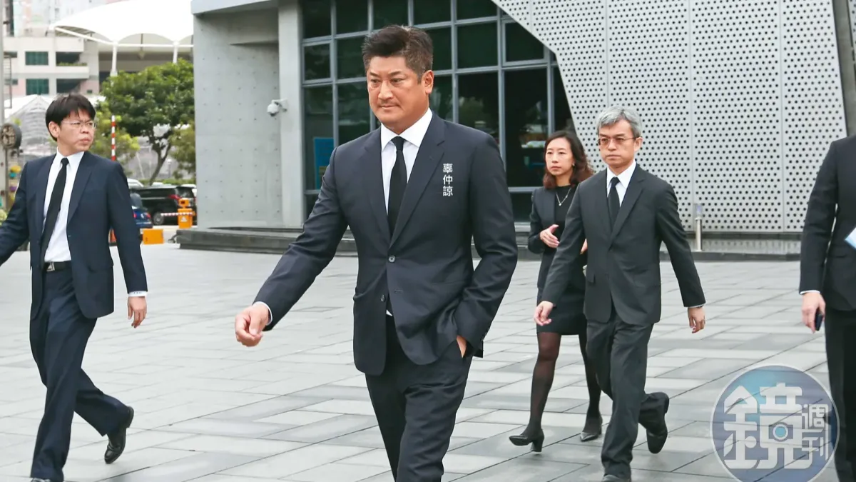 辜仲諒20年來9次獲判無罪，卻仍官司纏身，成為最冤董座。（圖／鏡週刊）