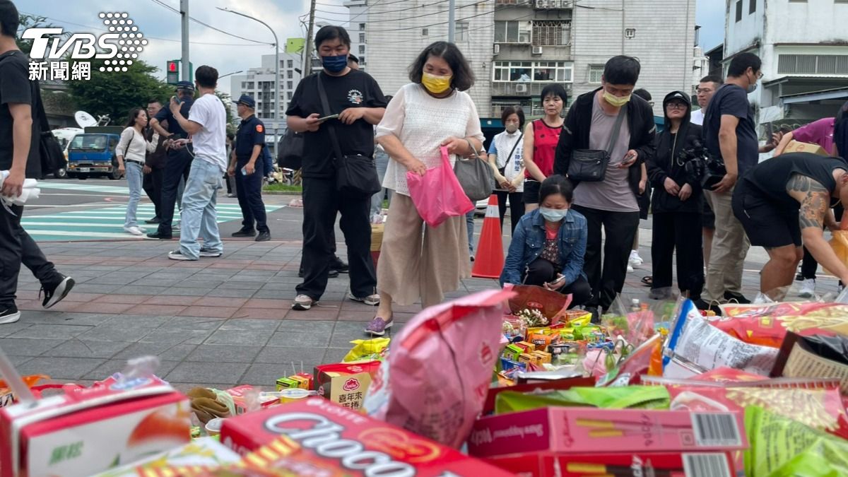 民眾自發性地前往事故現場擺放祭品。(圖/TVBS)