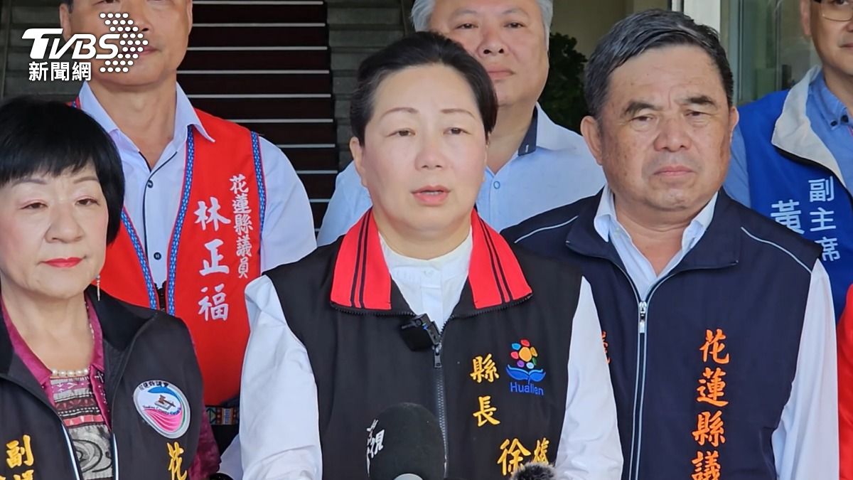 花蓮縣長徐榛蔚上午9時在縣府門口開記者會。（圖／TVBS）