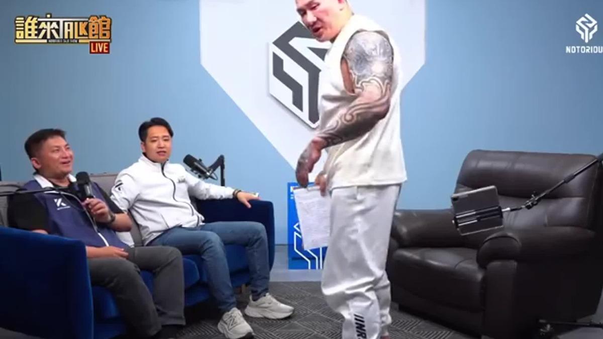 館長直播中途船身體不適！（圖／館長惡名昭彰YT）