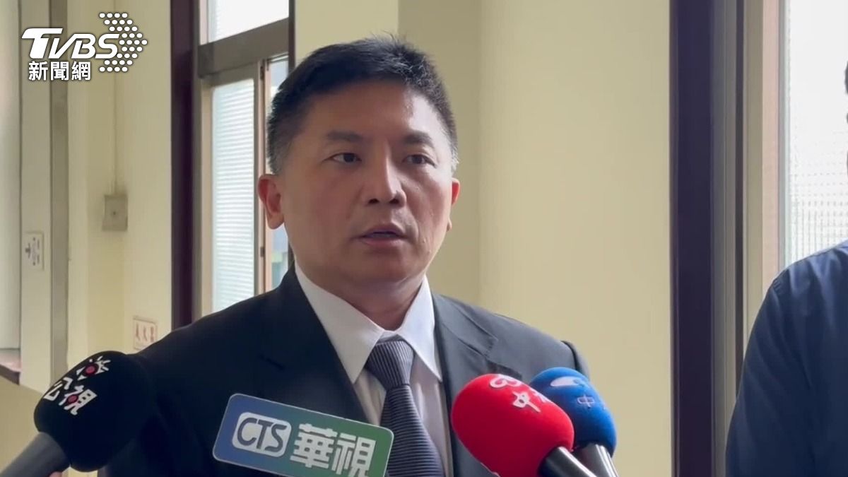 立委吳宗憲下直播後前往關心館長。（圖／TVBS）