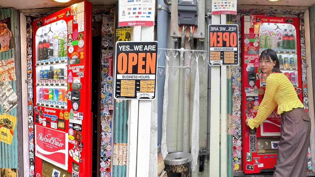 漢堡店的入口是販賣機,門把藏在右下角,打開後上樓就是餐廳了。(圖/雙木姐妹提供)