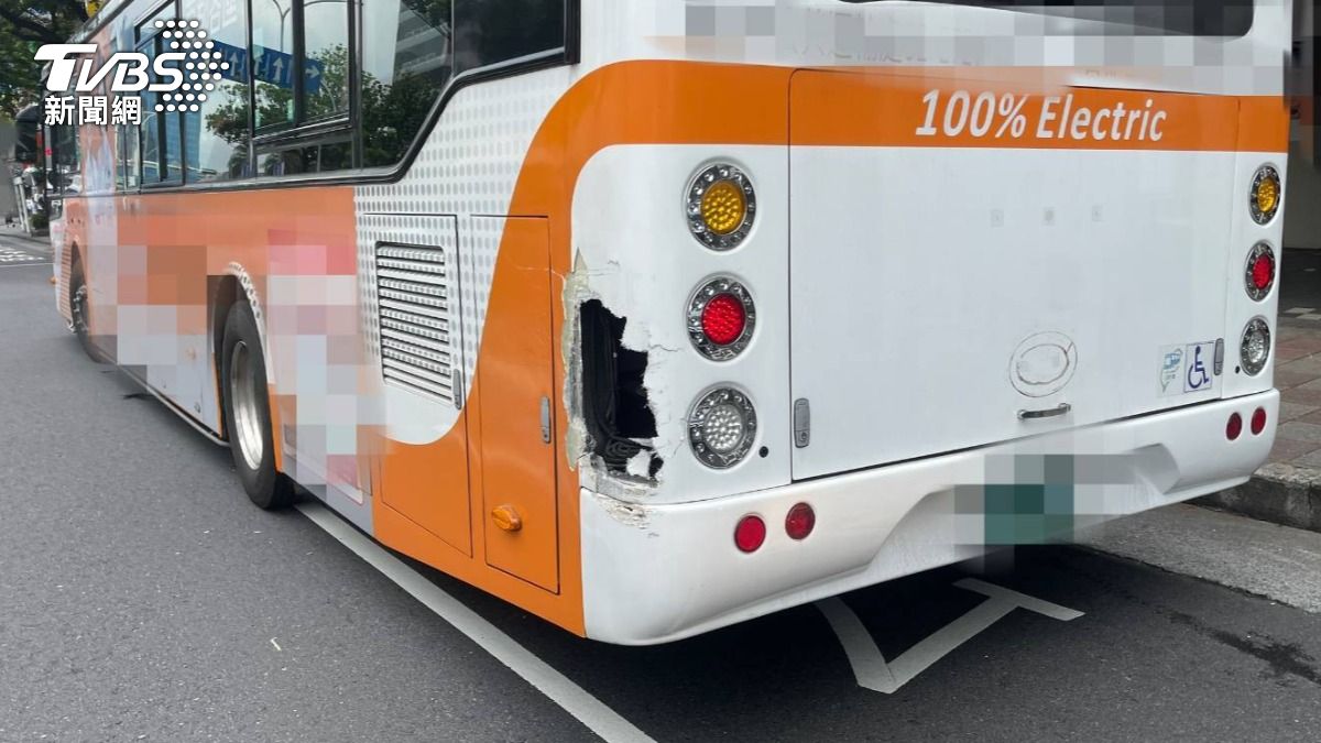公車尾端被撞出一個大洞。(圖/TVBS)