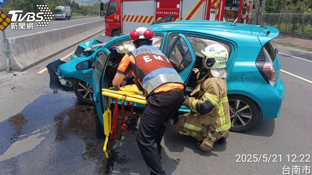 昨才發生死亡車禍!台南玉井又撞車 24歲男自撞受困