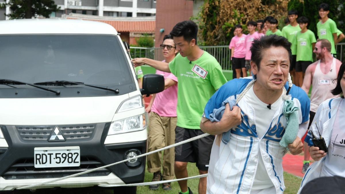徐乃麟賣力拉車。(圖/東森提供)