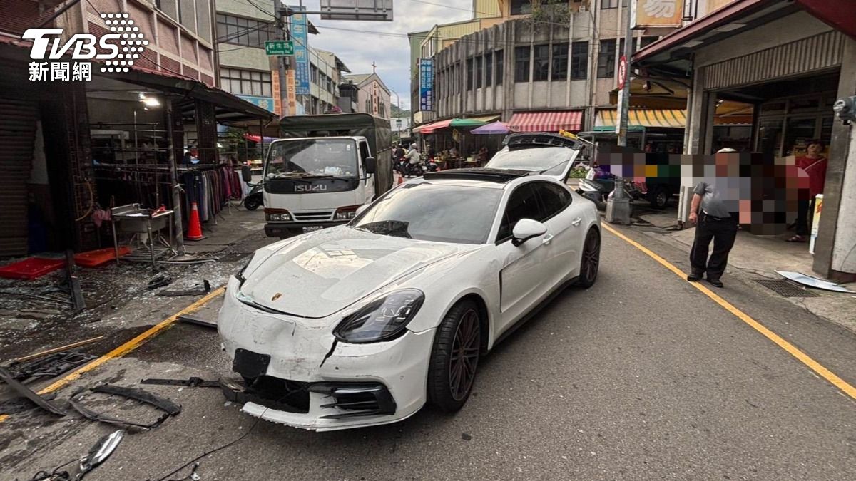 有片/懷疑友戴綠帽!台中男開保時捷上苗栗撞民宅 糗衝錯攤