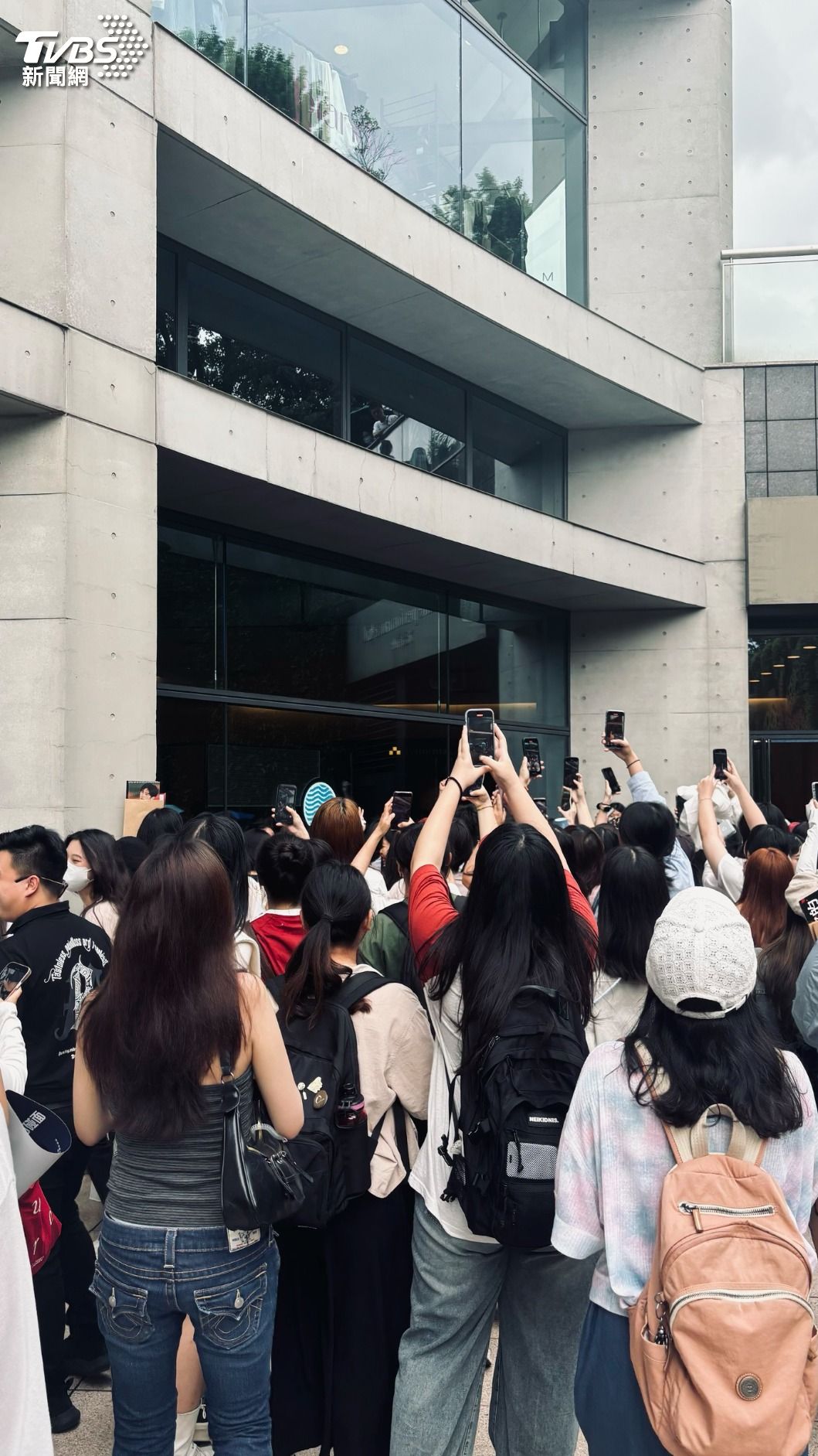 一有風吹草動粉絲就舉起手機,深怕錯失男神出場時機。(圖/羅子欣攝)