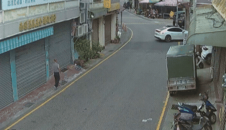 鍾男開著保時捷到光復路某住戶前，突然用車尾三度猛撞五金行鐵門，再掉頭撞水產行大門2次。（圖／TVBS）