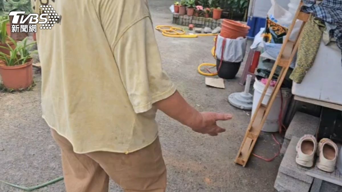 隔壁店家稱遭搶的老闆娘疑似受到極大驚嚇,坐著不講話。(圖/TVBS)