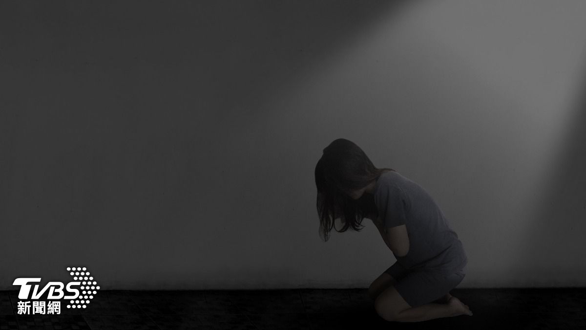 日狠父疑殺妻後自盡!5歲女兒伴屍多天 告訴鄰居:爸媽吵架互砍