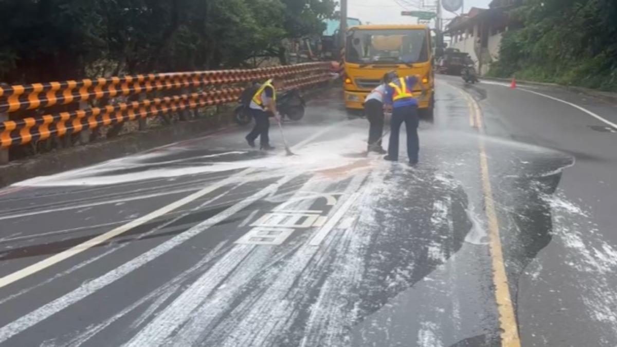 「油漆桶」掉落灑路面!基隆警方緊急管制