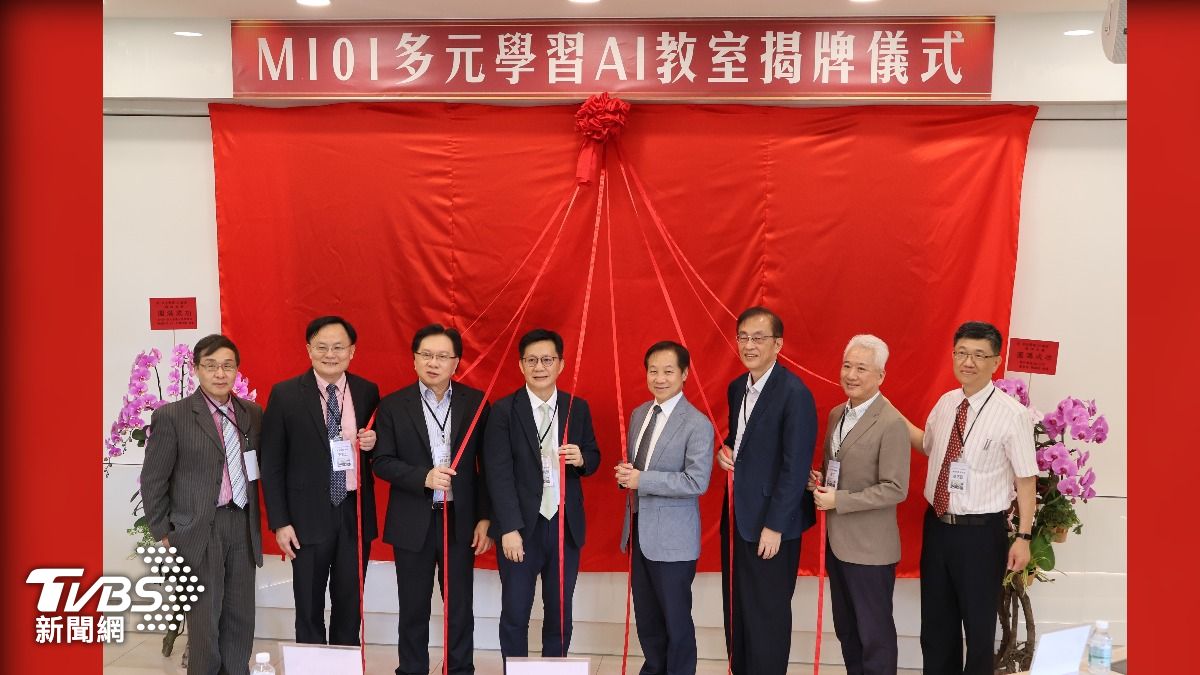 M101多元學習AI教室啟用儀式，象徵從理念到實踐的全面串接，教育部政務次長暨東海傑出校友張廖萬堅(左四)、金可集團董事長蔡國洲(左三)等人都親自到場。