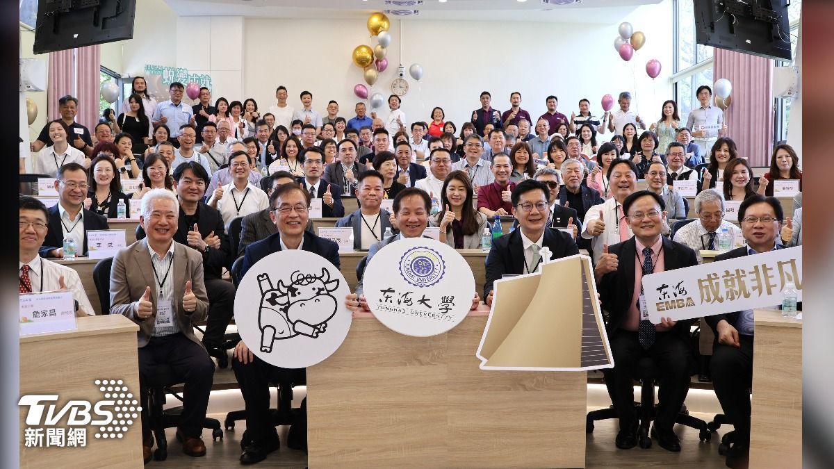 東海大學管理學院EMBA打造融合虛擬實境與AI應用的智慧學習環境，(20)日啟用儀式，現場雲集來自產學界的嘉賓與眾多校友。