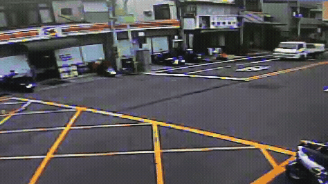 邱女不知何故,與19歲朱女產生碰撞,姊妹倆連人帶車慘摔,19歲朱女還猛撞路邊號誌箱。(圖/TVBS)