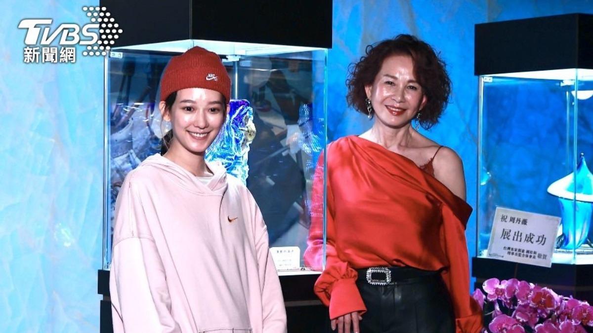 周丹薇（右）談孟耿如保持正能量。（圖／TVBS資料照）
