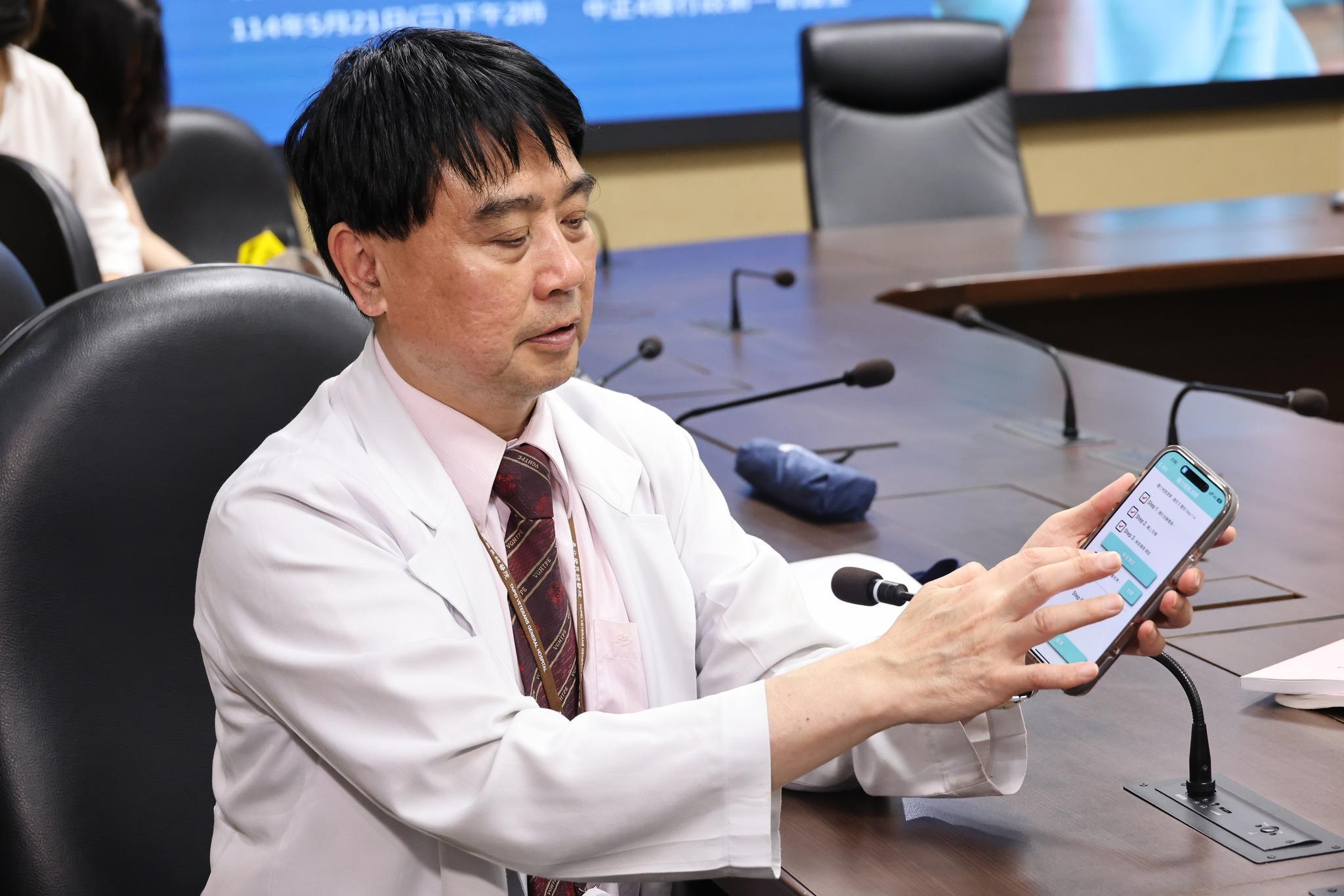 廖文輝主任親自示範聽力量值 APP。(圖/台北榮總提供)