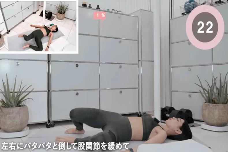 瘦腿操首先要將腿部左右擺動並開合伸展。(圖/翻攝自Youtube@YUKIKO)