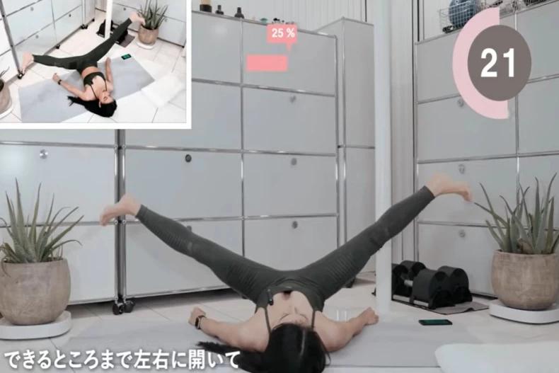 抬腿開合適合消大腿內側肉跟鼠蹊部水腫。(圖/翻攝自Youtube@YUKIKO)