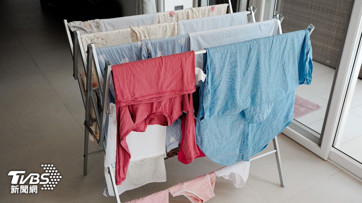 雨季洗衣服容易曬不乾是許多人苦惱的問題。(示意圖/達志影像shutterstock)