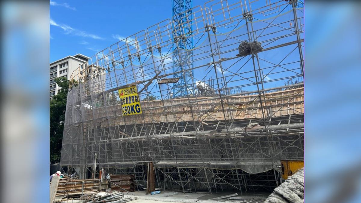 民眾目擊建案傾倒現象,驚呼「台灣版比薩斜塔」。(圖/翻攝自thread@mm_o2_o9)
