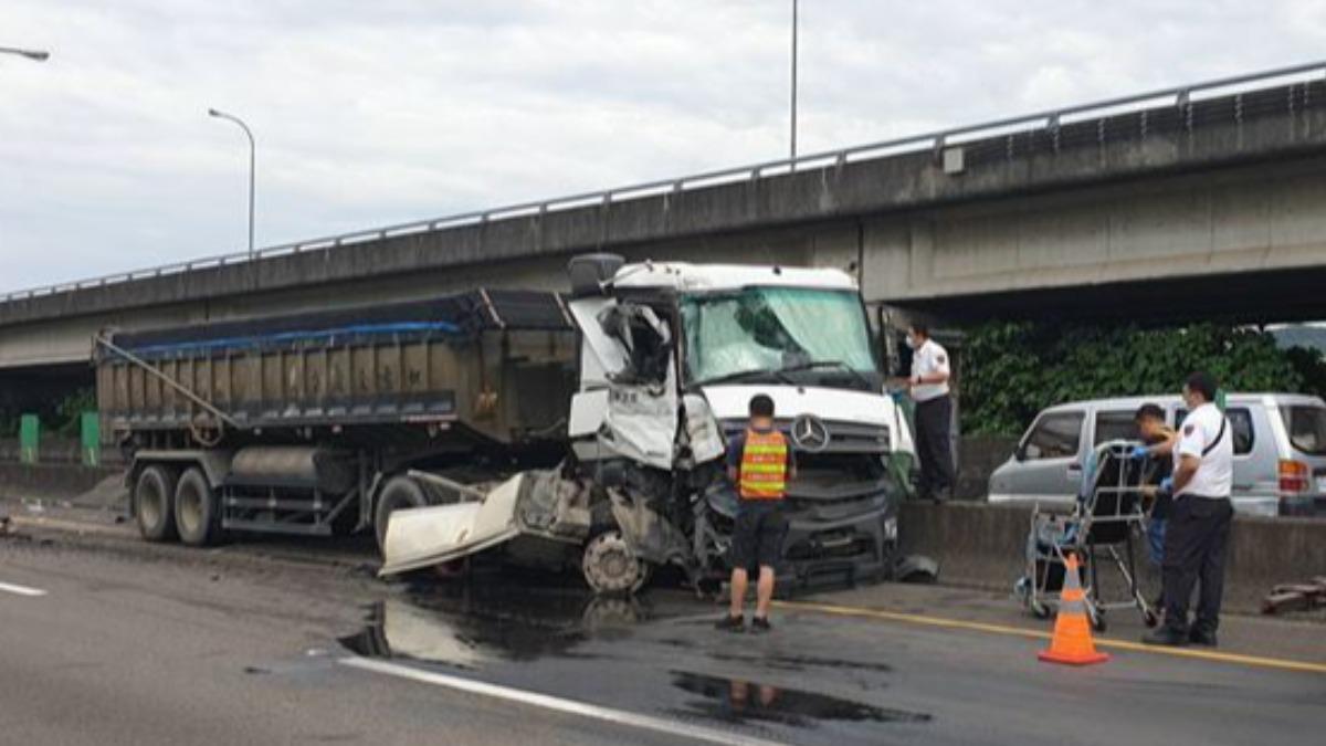 國1北上圓山段「砂石車撞國光客運」 砂石車駕駛受傷送醫