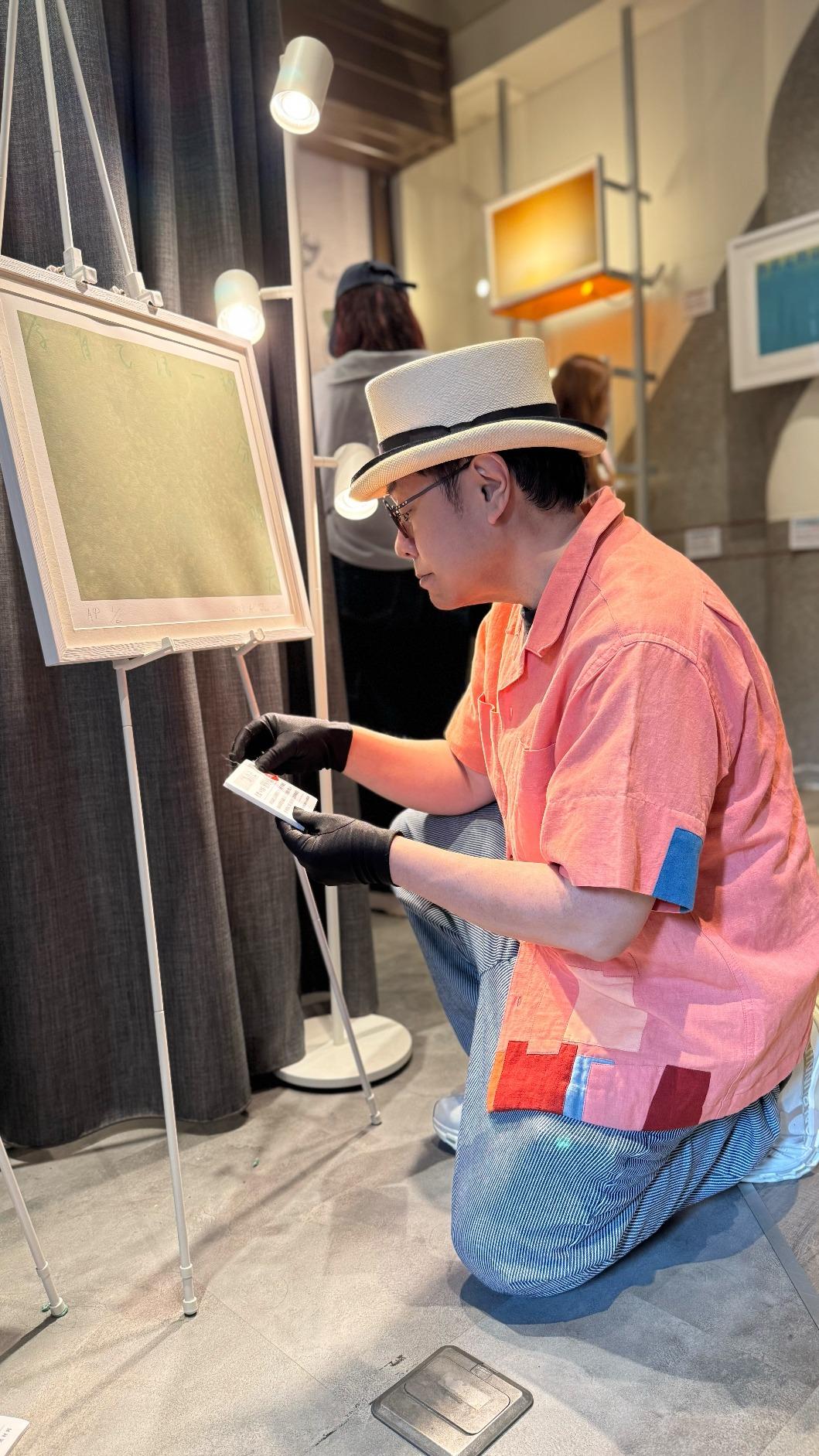 蔡康永親自為畫展延期佈展。(圖/潮洋行提供)