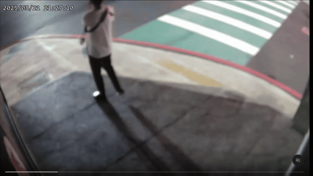 有片/60歲翁疑血糖低「開車暴衝」撞店家 白衣男秒閃躲過一劫