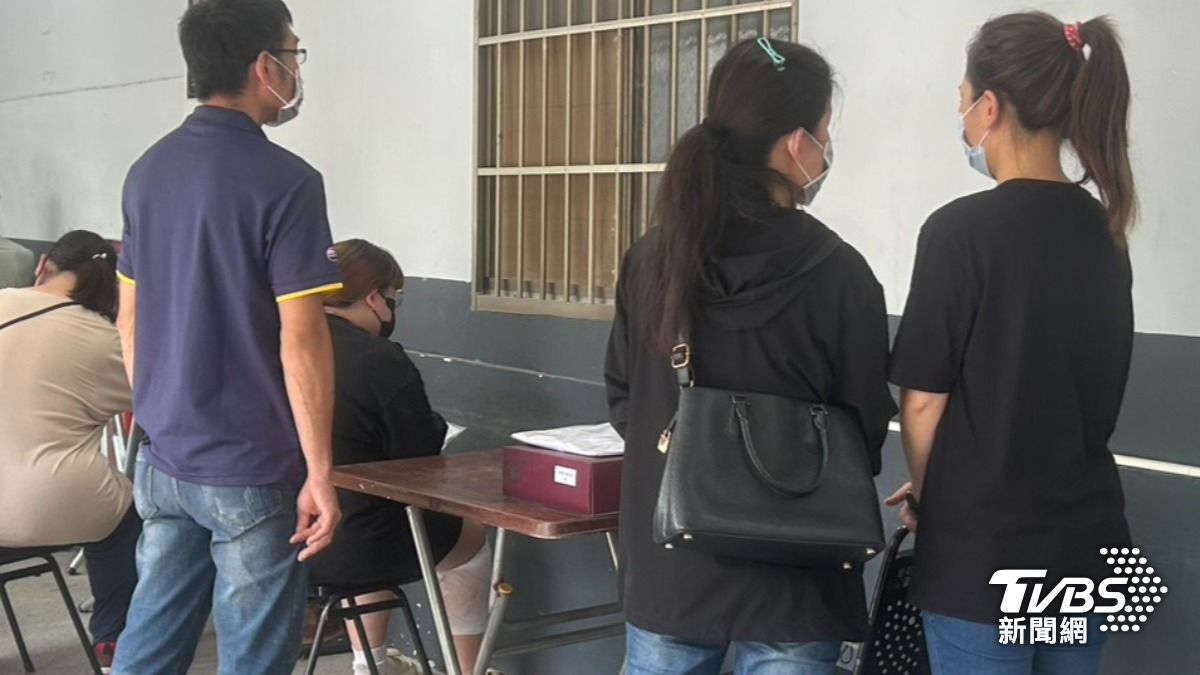 今日檢警於崇德殯儀館進行相驗,肇事的邱女(左三)、陳男(左二)皆有現身。(圖/林冠丞攝)