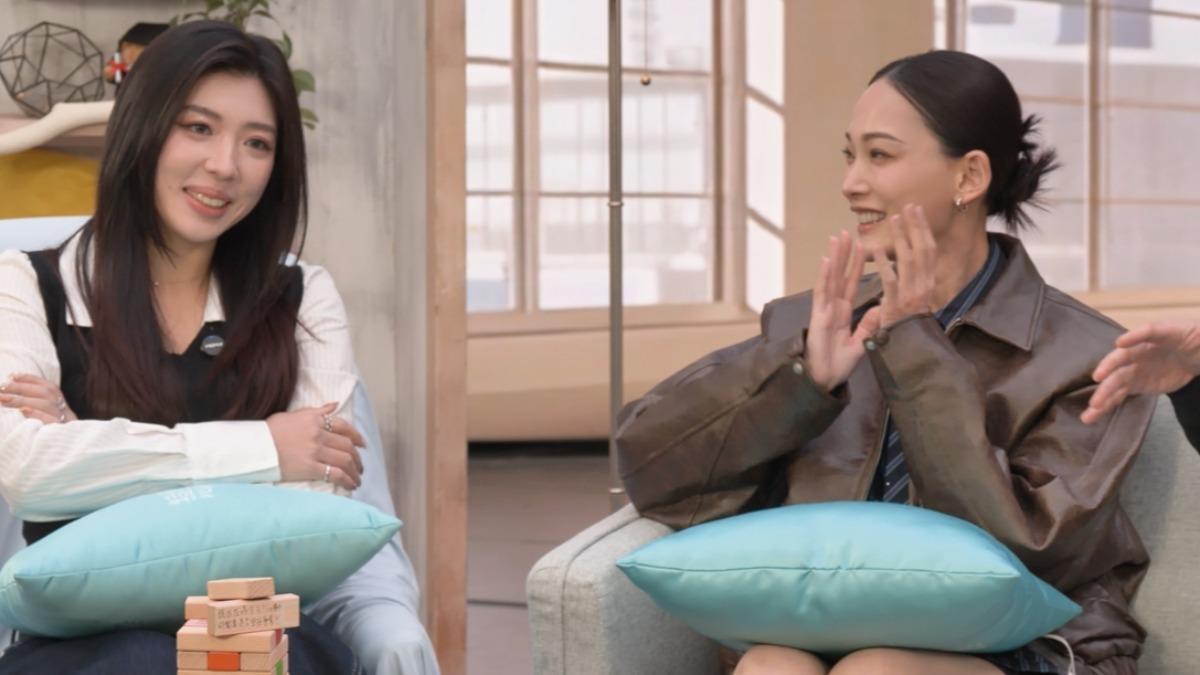 Cindy(左)不忍了,直球問女重修生。(圖/三立提供)