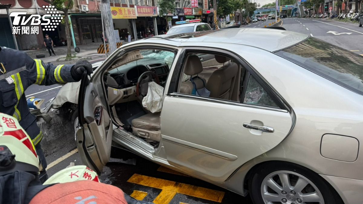 三峽老翁開車暴衝撞死3人,另外造成12人輕重傷。(圖/TVBS)