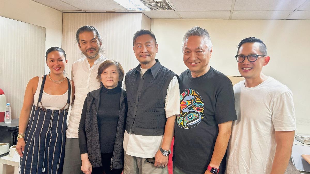 張世與角色原型「柳哲生」將軍的家屬們在後台相見歡。（圖／伯樂影業提供）