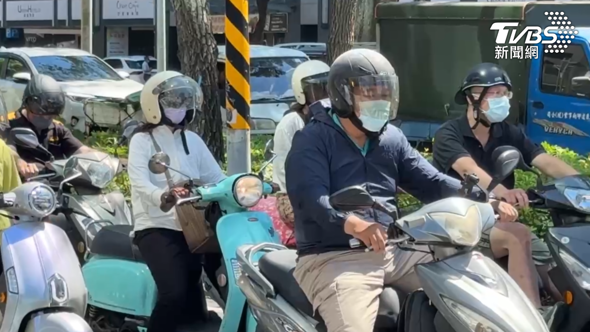 高雄內門22號下午一點多，出現38.8度高溫，讓不少人外出，都把自己包緊緊，就怕被曬傷（圖/TVBS攝）