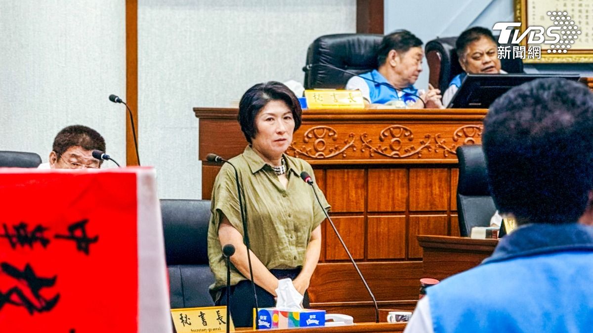 台東縣長饒慶鈴今天在縣議會總質詢時,多次提到23億元預算被刪,弱勢族群將領不到補助經費。(圖/TVBS攝)
