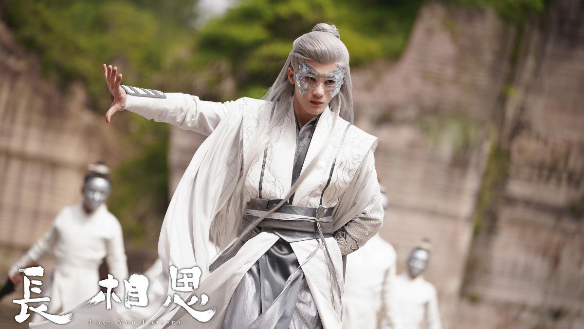 檀健次《長相思》白髮相柳太圈粉！曝拿下面具「長滿臉痱子」