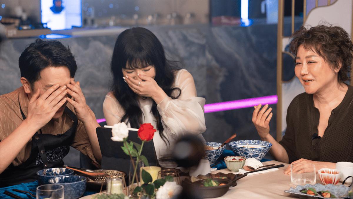 藍心湄(右)語出驚人,唐綺陽(中)、索艾克都不敢聽。(圖/Yahoo奇摩)