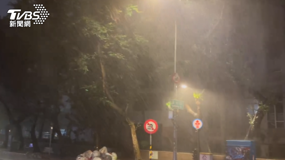 天氣/雷聲狂炸!基隆、新北市豪雨特報 6縣市大雨下到晚上