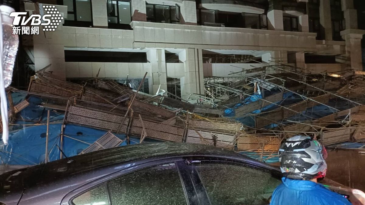 大雷雨-豪雨特報-新北市中和區-鷹架倒塌