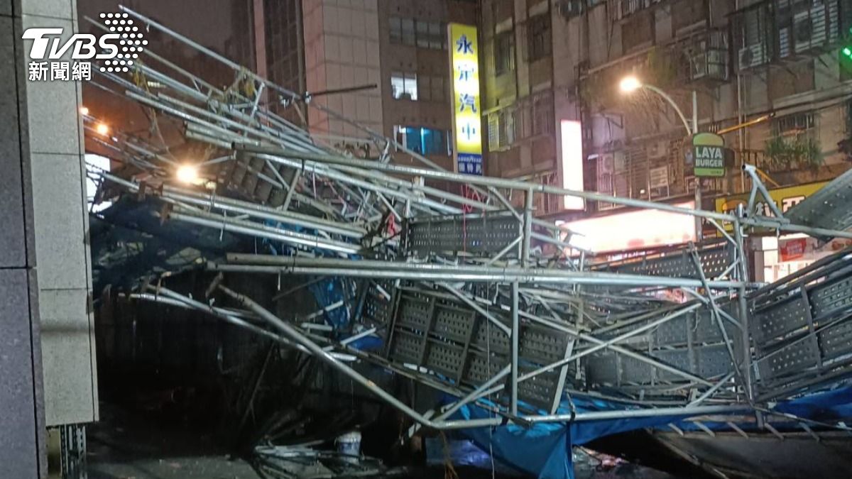 大雷雨-豪雨特報-新北市中和區-鷹架倒塌