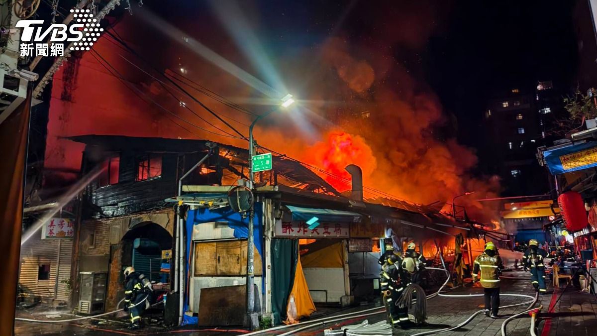 華西街凌晨大火!木造建物助長火勢 濃煙密布爆炸聲不斷