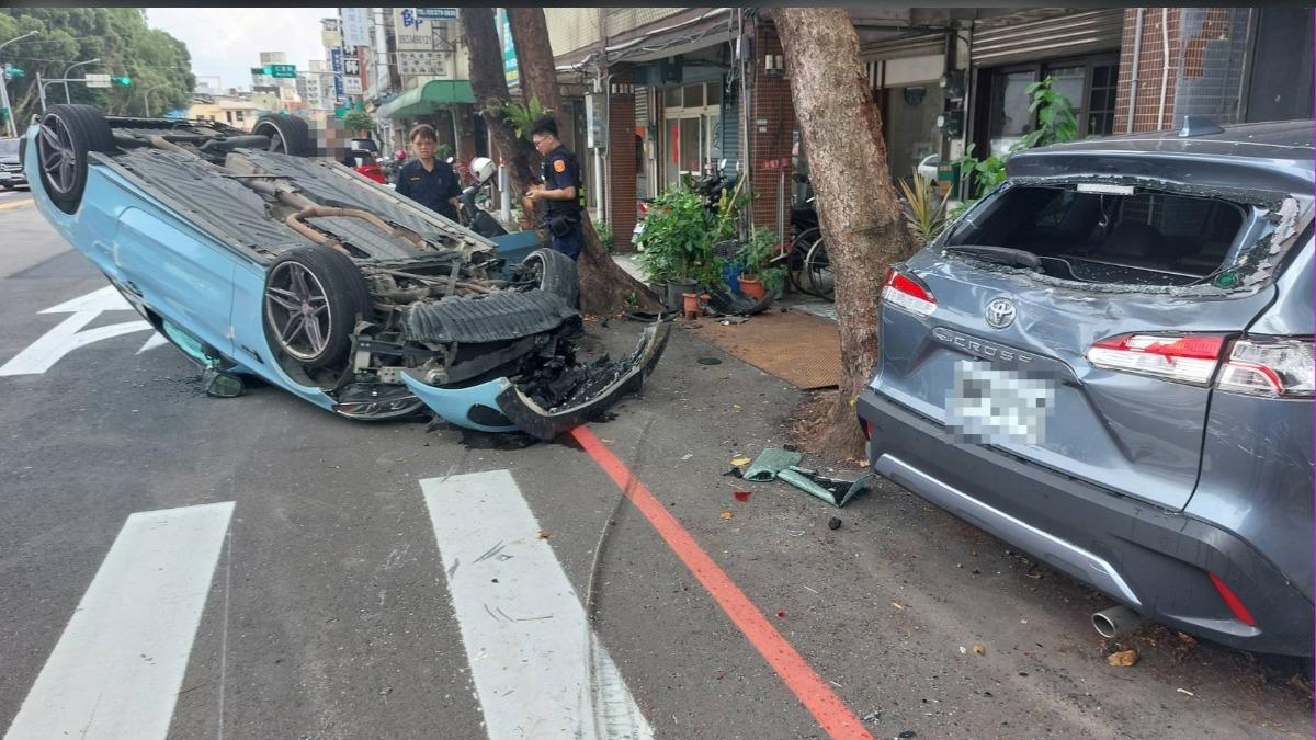 男子掛假車牌自撞翻車　除賠償百萬還要吃上官司
