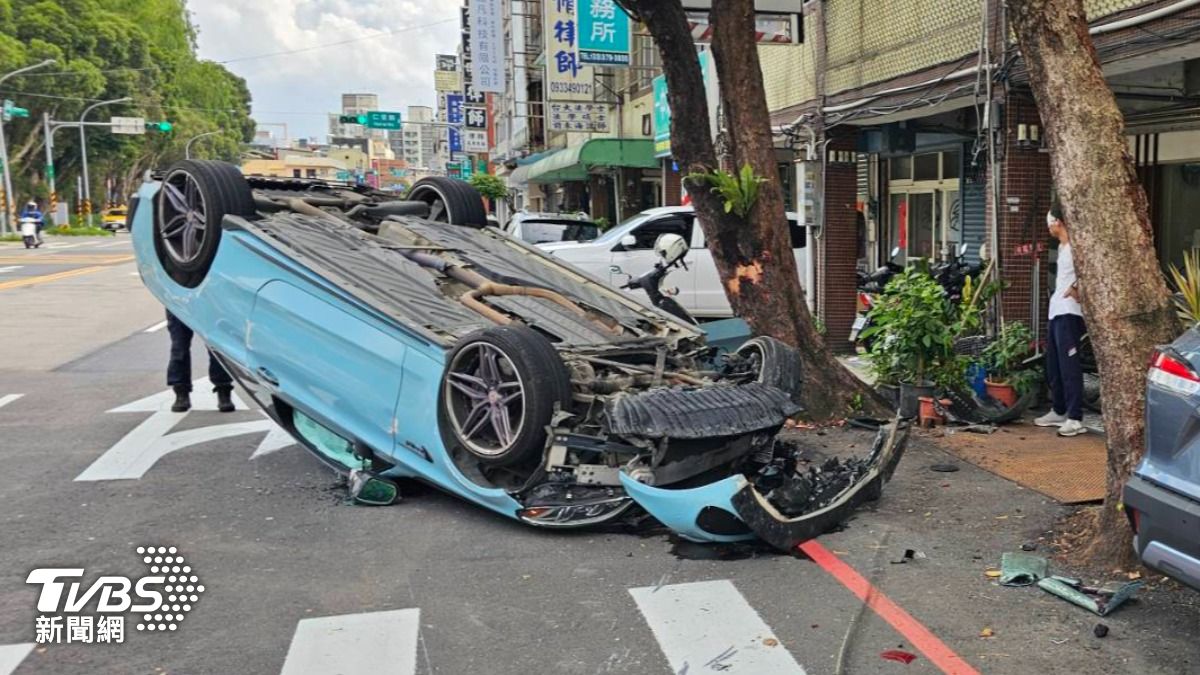 一恍神撞到「四腳朝天」翻車　桃園男還被抓到假車牌慘了