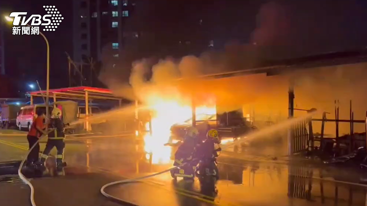 消防隊員緊急出動9車21人前往滅火。（圖／TVBS）