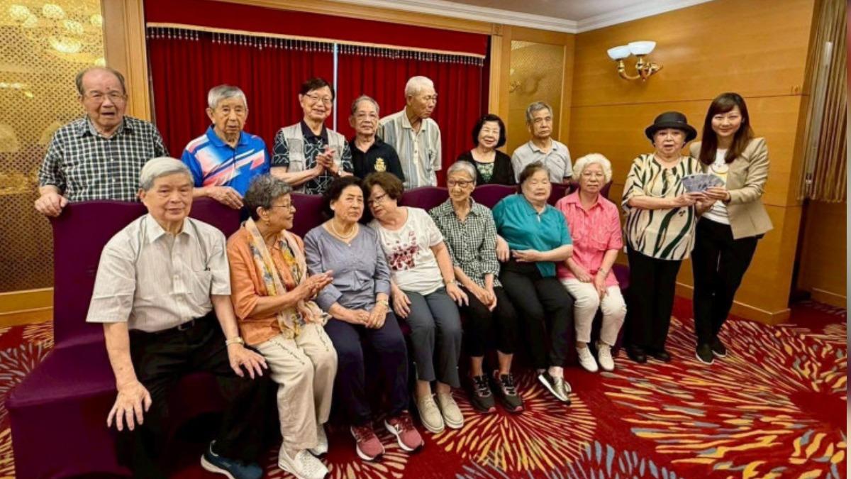 85歲陳淑芳突喊「小學同學會只剩2桌」 貼大合照感傷嘆息:一定要再來